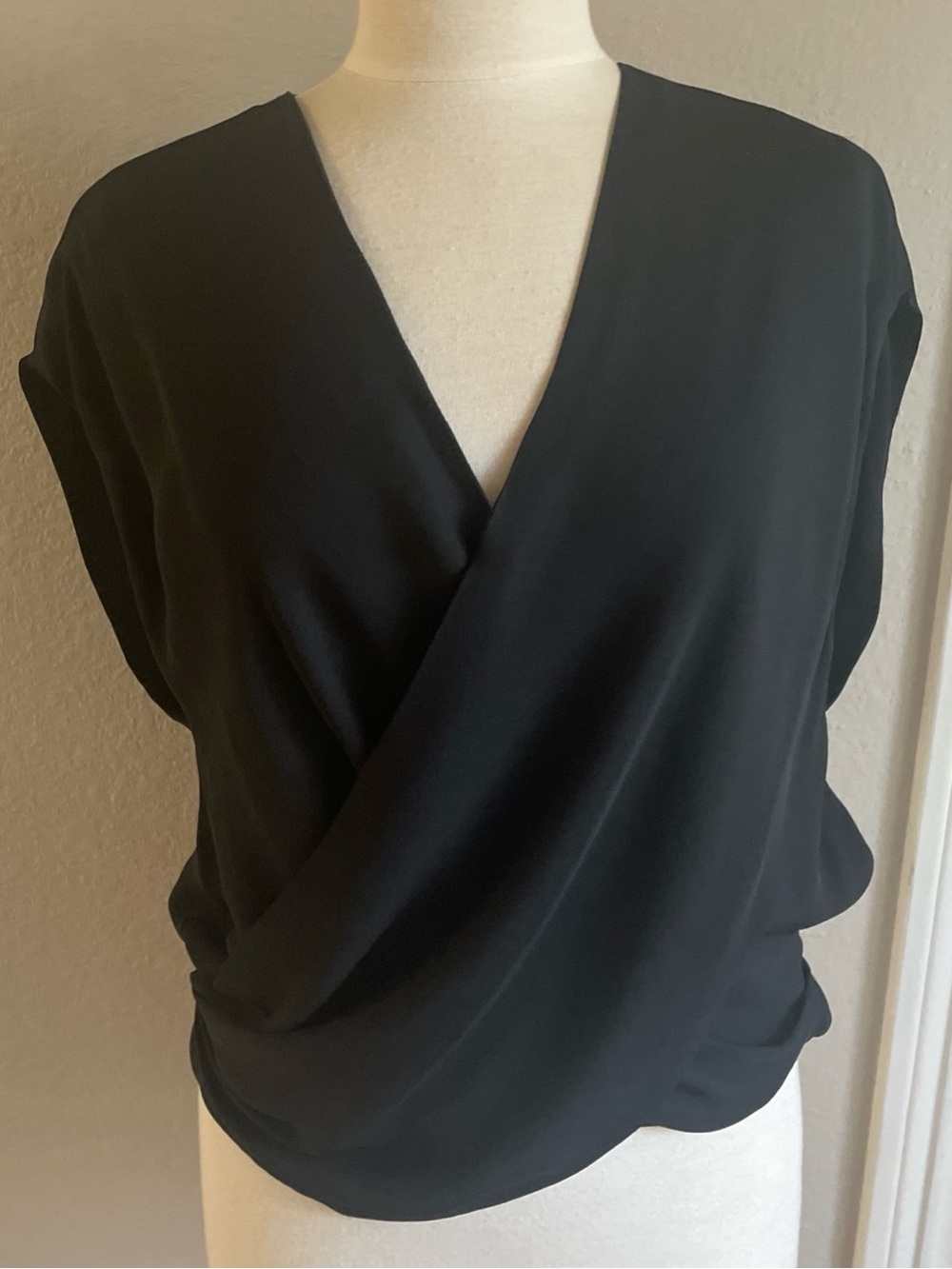L'AGENCE Blouse Top Gia Snap Back Black Sz L Cup Sleeve Silk Gently Used